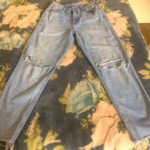 American Eagle strigid ripped mom jeans size 4